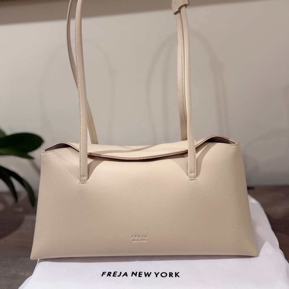 Freja Chrystie Bag (Oat, Vegan Leather)
